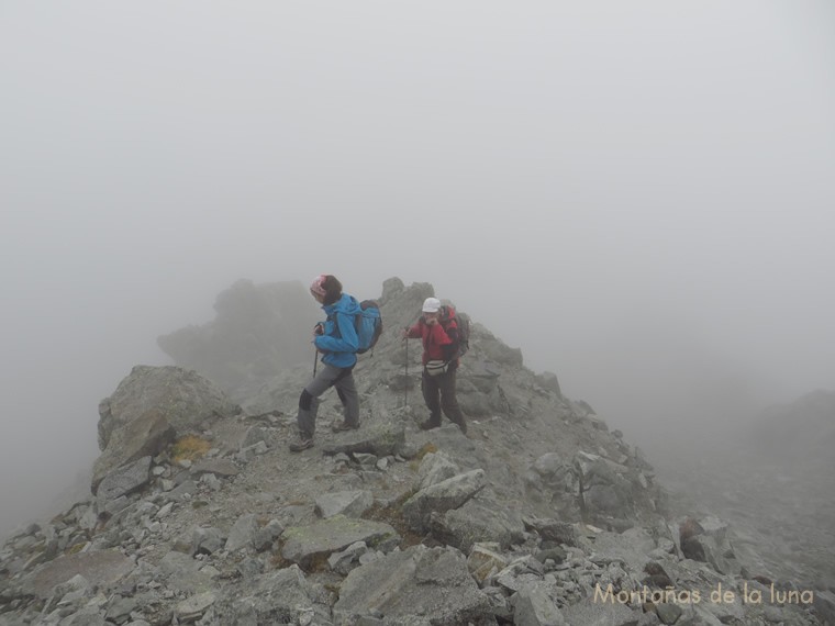 Gisela y Jordi llegando a la cima del Punta Alta